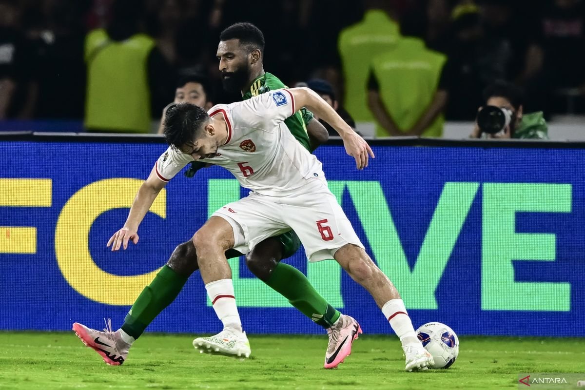 Here are some alternate title suggestions:

1. "Menghadapi Australia, Sandy Walsh: Aku Siap Berjuang Sepenuh Hati"
2. "Persiapan Lawan Australia, Sandy Walsh: Aku Akan Memberi Segalanya"
3. "Sandy Walsh di Ambang Pertandingan Melawan Australia: Totalitas adalah Kuncinya"
4. "Menuju Pertandingan Melawan Australia, Sandy Walsh Bertekad Memberikan Yang Terbaik"
5. "Sandy Walsh: Dedikasi Penuh Saat Melawan Australia"

Feel free to choose any of these or let me know if you need more options!