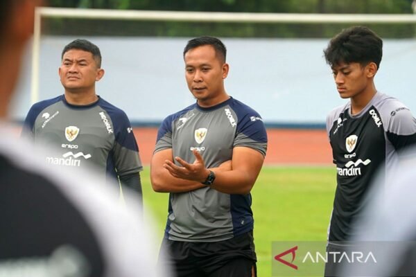 Here are some alternative titles for "Sofie Imam jadi Asisten Pelatih Fisik Timnas Indonesia":

1. "Sofie Imam Dilantik Sebagai Asisten Pelatih Fisik Timnas Indonesia"
2. "Perjalanan Sofie Imam Menjadi Asisten Pelatih Fisik Timnas Indonesia"
3. "Sofie Imam Resmi Bergabung Sebagai Asisten Pelatih Fisik Timnas Indonesia"
4. "Sofie Imam: Asisten Pelatih Fisik Baru Timnas Indonesia"
5. "Sofie Imam, Asisten Pelatih Fisik Timnas Indonesia yang Inspiratif"
6. "Sofie Imam Mengambil Peran Sebagai Asisten Pelatih Fisik Timnas Indonesia"
7. "Sofie Imam Dikenal Sebagai Asisten Pelatih Fisik Timnas Indonesia"
8. "Karier Sofie Imam Melangkah ke Level Baru Sebagai Asisten Pelatih Fisik Timnas Indonesia"
9. "Sofie Imam Menyusup ke Skuad Timnas Indonesia Sebagai Asisten Pelatih Fisik"
10. "Asisten Pelatih Fisik Timnas Indonesia: Sofie Imam Siap Membawa Perubahan"

Feel free to choose any of these titles or modify them to suit your preference!