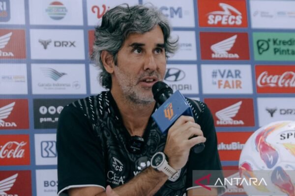 Here are some alternate titles for "Tinggalkan Bali United, Teco Cugurra tetap berkarier di Indonesia":

1. "Setelah Bali United, Teco Cugurra Melanjutkan Perjalanan Kariernya di Indonesia"
2. "Teco Cugurra Pindah dari Bali United, Namun Tetap Berkomitmen di Dunia Sepak Bola Indonesia"
3. "Teco Cugurra Berpisah dengan Bali United, Siap Menghadapi Tantangan Baru di Indonesia"
4. "Meski Tinggalkan Bali United, Teco Cugurra Terus Berkarya di Liga Indonesia"
5. "Teco Cugurra: Dari Bali United ke Peluang Baru di Sepak Bola Indonesia"
6. "Teco Cugurra Meninggalkan Bali United, Eksplorasi Karier Baru di Tanah Air"
7. "Setelah Kepergian dari Bali United, Teco Cugurra Memperkuat Kariernya di Indonesia"

Feel free to choose or modify any of these suggestions!