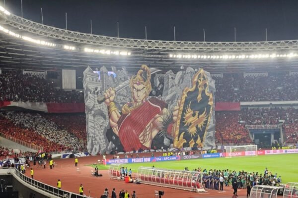 Sure! Here are some alternate titles for "Koreografi Berhias Tifo Pendekar: Wayang Warnai Laga Indonesia vs China":

1. "Tifo Pendekar: Seni Wayang Menyemarakkan Pertandingan Indonesia vs China"
2. "Koreografi Tifo Pendekar: Pertunjukan Wayang Dalam Laga Indonesia Melawan China"
3. "Wayang dan Tifo: Seni Pertunjukan Dalam Duel Indonesia vs China"
4. "Kreativitas Tifo Pendekar: Warisan Wayang di Tengah Pertarungan Indonesia vs China"
5. "Menghidupkan Laga: Tifo Pendekar dan Warisan Wayang Indonesia vs China"
6. "Tari Tifo Pendekar: Menyatukan Wayang dan Semangat Laga Indonesia vs China"
7. "Aksi Tifo Pendekar: Mewarnai Pertandingan Indonesia vs China dengan Sentuhan Wayang"

Feel free to choose any of these or modify them as needed!