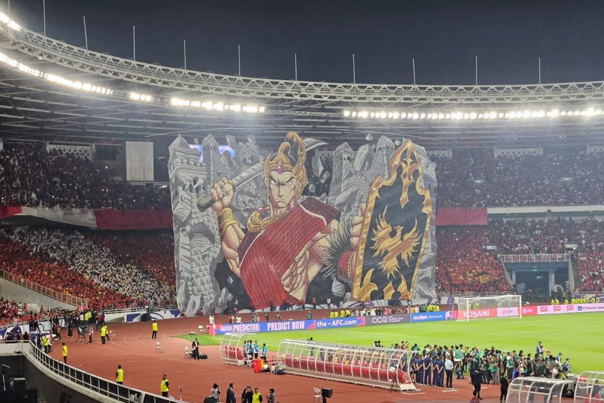 Sure! Here are some alternate titles for "Koreografi Berhias Tifo Pendekar: Wayang Warnai Laga Indonesia vs China":

1. "Tifo Pendekar: Seni Wayang Menyemarakkan Pertandingan Indonesia vs China"
2. "Koreografi Tifo Pendekar: Pertunjukan Wayang Dalam Laga Indonesia Melawan China"
3. "Wayang dan Tifo: Seni Pertunjukan Dalam Duel Indonesia vs China"
4. "Kreativitas Tifo Pendekar: Warisan Wayang di Tengah Pertarungan Indonesia vs China"
5. "Menghidupkan Laga: Tifo Pendekar dan Warisan Wayang Indonesia vs China"
6. "Tari Tifo Pendekar: Menyatukan Wayang dan Semangat Laga Indonesia vs China"
7. "Aksi Tifo Pendekar: Mewarnai Pertandingan Indonesia vs China dengan Sentuhan Wayang"

Feel free to choose any of these or modify them as needed!