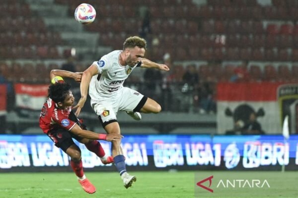 Tentu! Berikut adalah beberapa alternatif judul untuk "Ze Valente pulang ke Yogya, kali ini berseragam PSIM":

1. "Ze Valente Kembali ke Yogya dengan Seragam PSIM"
2. "Kembalinya Ze Valente ke Yogya: Kini Berseragam PSIM"
3. "Ze Valente: Pulang ke Yogya dalam Balutan Seragam PSIM"
4. "Dengan Bangga, Ze Valente Pulang ke Yogya Menggunakan Seragam PSIM"
5. "Ze Valente dan Kembali ke Yogya: Gaya Baru dengan Seragam PSIM"
6. "Mengukir Kenangan, Ze Valente Pulang ke Yogya dengan PSIM"
7. "Pulang ke Yogya, Ze Valente Tampilkan Kebanggaan dalam Seragam PSIM"

Semoga salah satu judul di atas sesuai dengan yang Anda cari!