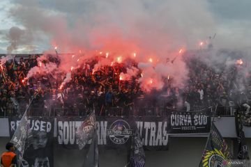Teriakan Suar dan Dentuman Petasan Hentikan Sementara Pertandingan Persita vs Persib