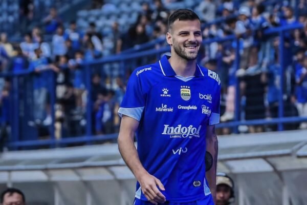 Berikut adalah beberapa alternatif judul untuk "Bandung Jadi Alasan Patricio Matricardi Pilih Persib":

1. "Pesona Bandung Menyebabkan Patricio Matricardi Bergabung dengan Persib"
2. "Mengapa Patricio Matricardi Memilih Persib: Bandung Sebagai Daya Tarik Utama"
3. "Patricio Matricardi: Bandung Jadi Faktor Penentu Bergabungnya di Persib"
4. "Keindahan Bandung, Alasan Patricio Matricardi untuk Memilih Persib"
5. "Patricio Matricardi Ungkap Alasan Utama Memilih Persib: Bandung!" 
6. "Cinta Bandung, Patricio Matricardi Resmi Berseragam Persib"
7. "Bandung dan Persib: Daya Tarik yang Menggoda Patricio Matricardi"

Semoga salah satu dari judul ini sesuai dengan yang Anda cari!