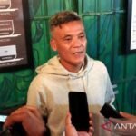 Berikut adalah beberapa alternatif untuk judul "Paceklik Pelatih Indonesia di Liga Sendiri":

1. "Kesulitan Pelatih Lokal di Liga Domestik"
2. "Tantangan Pelatih Indonesia dalam Liga Nasional"
3. "Krisis Pelatih Lokal di Liga Tenggara"
4. "Dilema Pelatih Indonesia di Liga Sendiri"
5. "Pencarian Pelatih Nasional di Liga Lokal"
6. "Pendekatan Baru Pelatih Indonesia di Liga Dalam Negeri"
7. "Perjuangan Pelatih Lokal di Arena Liga"
8. "Pelatih Indonesia dan Rintangan Liga Domestik"
9. "Pelatih Asli Indonesia di Tengah Krisis Liga"
10. "Pelatih Lokal Hadapi Tantangan di Liga Nasional"

Silakan pilih yang paling sesuai atau bisa dijadikan inspirasi untuk judul lain!