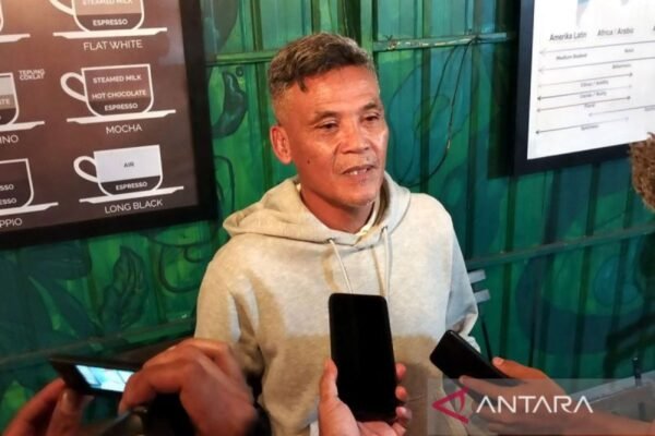 Berikut adalah beberapa alternatif untuk judul "Paceklik Pelatih Indonesia di Liga Sendiri":

1. "Kesulitan Pelatih Lokal di Liga Domestik"
2. "Tantangan Pelatih Indonesia dalam Liga Nasional"
3. "Krisis Pelatih Lokal di Liga Tenggara"
4. "Dilema Pelatih Indonesia di Liga Sendiri"
5. "Pencarian Pelatih Nasional di Liga Lokal"
6. "Pendekatan Baru Pelatih Indonesia di Liga Dalam Negeri"
7. "Perjuangan Pelatih Lokal di Arena Liga"
8. "Pelatih Indonesia dan Rintangan Liga Domestik"
9. "Pelatih Asli Indonesia di Tengah Krisis Liga"
10. "Pelatih Lokal Hadapi Tantangan di Liga Nasional"

Silakan pilih yang paling sesuai atau bisa dijadikan inspirasi untuk judul lain!