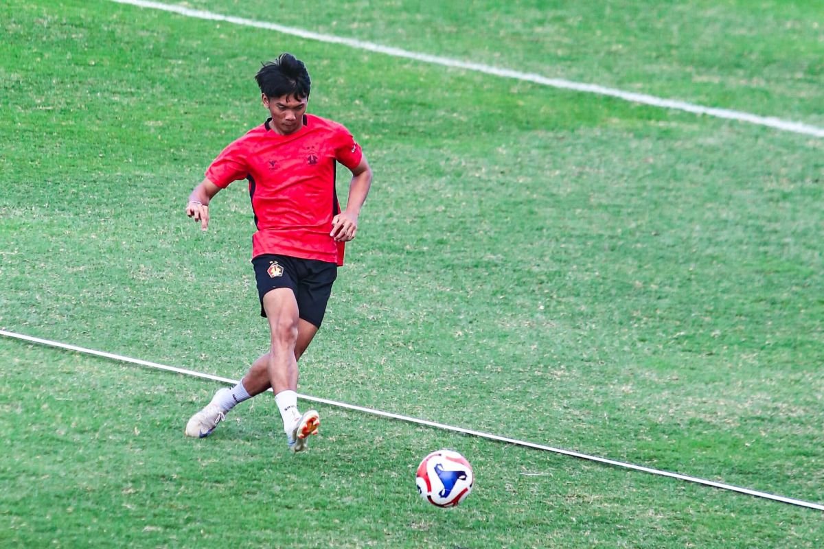 Berikut beberapa alternatif judul untuk "Persik Rekrut Rendy Sanjaya untuk Perdalam Skuad":

1. "Persik Datangkan Rendy Sanjaya untuk Memperkuat Tim"
2. "Rendy Sanjaya Resmi Bergabung dengan Persik untuk Perkuat Skuad"
3. "Persik Tambah Kekuatan dengan Rekrutmen Rendy Sanjaya"
4. "Rendy Sanjaya: Anggota Baru Persik yang Siap Memperdalam Skuad"
5. "Persik Perkuat Roster dengan Kedatangan Rendy Sanjaya"

Semoga salah satu dari judul ini sesuai dengan yang Anda cari!