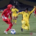 Here are some alternative titles for "Australia hentikan Indonesia pada Kejuaraan ASEAN U16":

1. "Australia Mengalahkan Indonesia di Kejuaraan ASEAN U16"
2. "Indonesia Tersisih oleh Australia dalam Pertandingan U16 ASEAN"
3. "Australia Raih Kemenangan atas Indonesia di Kejuaraan ASEAN U16"
4. "Indonesia Dihentikan Australia di Kompetisi ASEAN U16"
5. "Australia Berhasil Menyetop Indonesia pada Kejuaraan U16 ASEAN"
6. "Kekalahan Indonesia di Tangan Australia pada Kejuaraan ASEAN U16"
7. "Pertandingan U16 ASEAN: Australia Menang atas Indonesia"
8. "Australia Hentikan Langkah Indonesia di Kejuaraan U16 ASEAN" 

Feel free to modify these suggestions as needed!